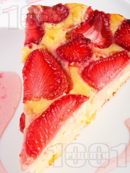 Бърза, лесна и вкусна ягодова пита (кекс) с извара, грис и кисело мляко - снимка на рецептата